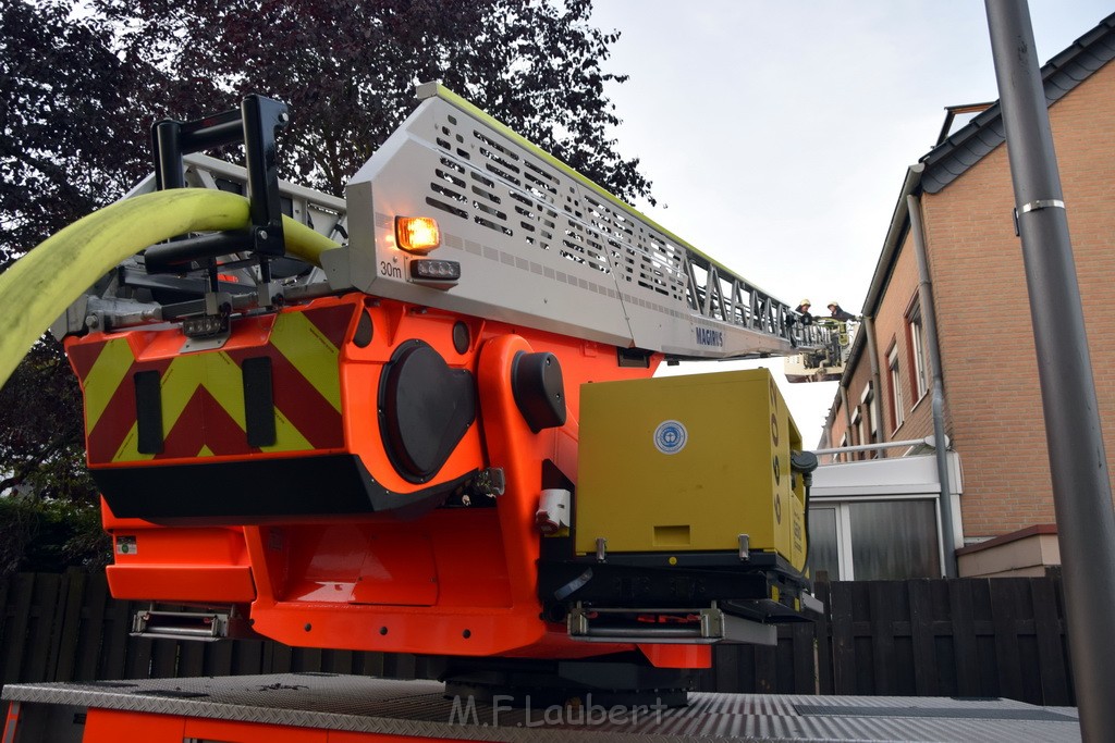 Feuer 2 Vollbrand Reihenhaus Roggendorf Berrischstr P137.JPG - Miklos Laubert